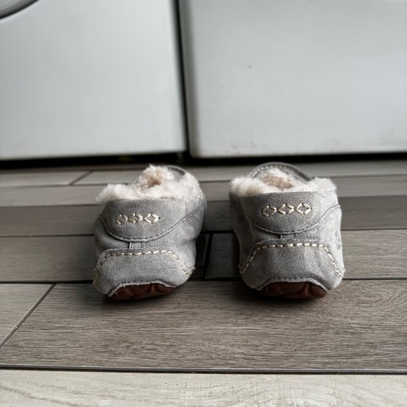UGG Ansley Water Resistant Slipper (Women) | Size: 9 | Regular Condition - Picture 7 of 8